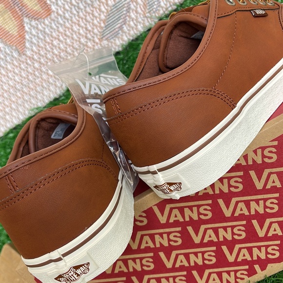 Vans WMNS Atwood
(Leather)Brown/Mashmallow
VN0A327LLYV
Sneakers - Picture 15 of 16
